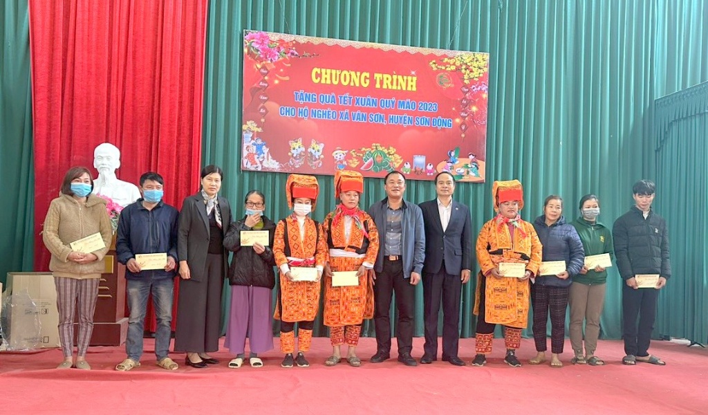 Sở Tài nguyên và Môi trường tặng quà Tết Xuân Quý Mão 2023 cho hộ nghèo xã Vân Sơn, huyện Sơn Động