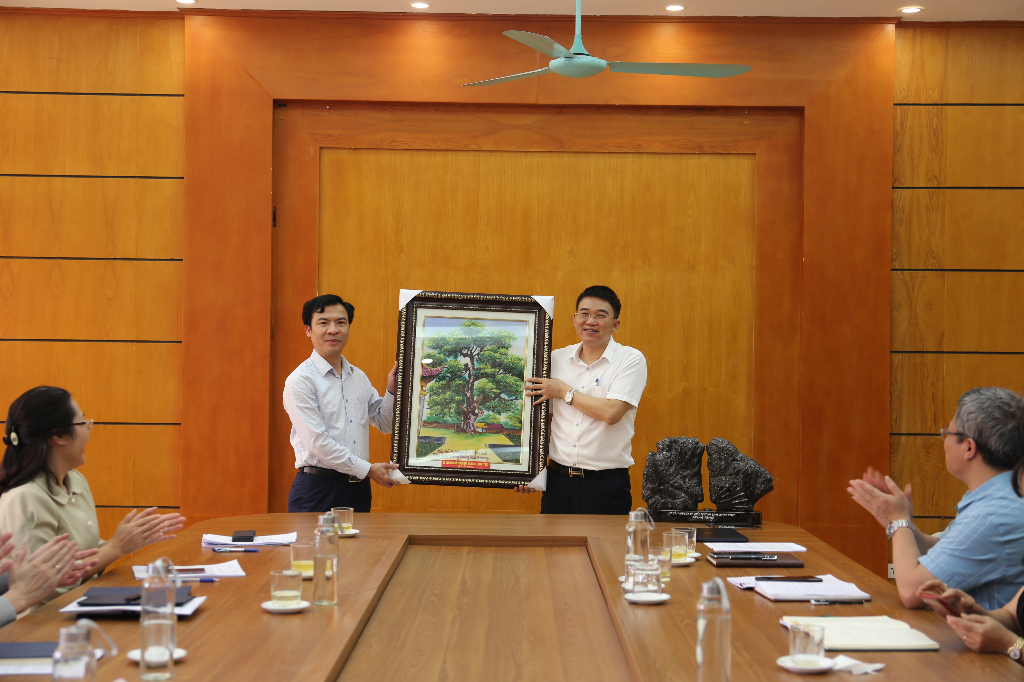 Đoàn công tác của Sở TN&MT tỉnh Quảng Ninh trao đổi kinh nghiệm về việc thành lập Văn phòng Đăng...