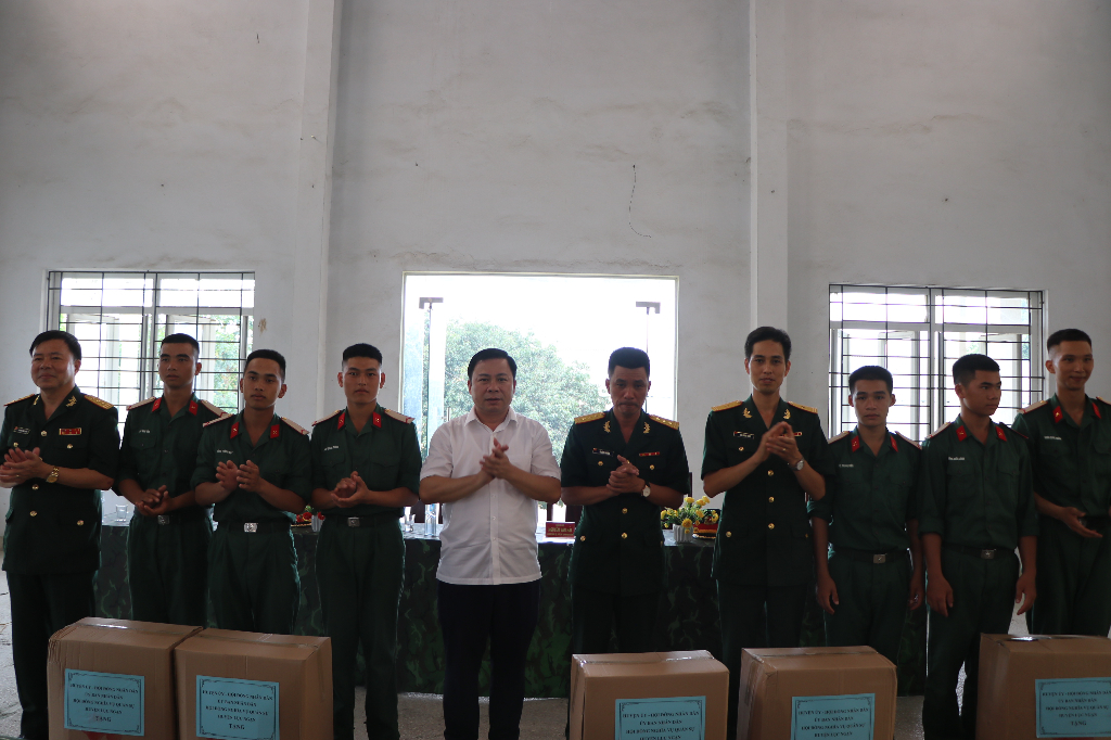 Đồng chí Nguyễn Văn Hải dự Lễ tuyên thệ tại Trung đoàn 12 (F3) tại tỉnh Lạng Sơn